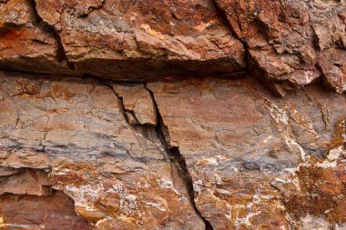Kayalar doğal olarak minerallerden oluşan katı kümelerdir, ya da bazı durumlarda volkanik cam ya da kömür gibi mineral olmayan katı maddelerdir. Onlar Dünya kabuğunun temel birimleridir.