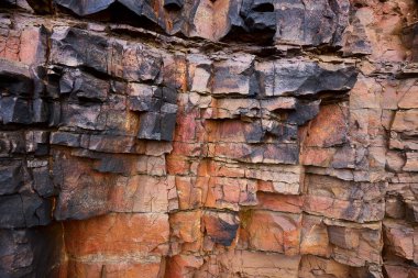 Kayalar doğal olarak minerallerden oluşan katı kümelerdir, ya da bazı durumlarda volkanik cam ya da kömür gibi mineral olmayan katı maddelerdir. Onlar Dünya kabuğunun temel birimleridir.