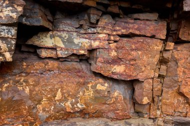 Kayalar doğal olarak minerallerden oluşan katı kümelerdir, ya da bazı durumlarda volkanik cam ya da kömür gibi mineral olmayan katı maddelerdir. Onlar Dünya kabuğunun temel birimleridir.