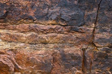 Kayalar doğal olarak minerallerden oluşan katı kümelerdir, ya da bazı durumlarda volkanik cam ya da kömür gibi mineral olmayan katı maddelerdir. Onlar Dünya kabuğunun temel birimleridir.