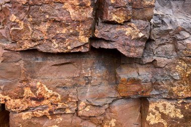 Kayalar doğal olarak minerallerden oluşan katı kümelerdir, ya da bazı durumlarda volkanik cam ya da kömür gibi mineral olmayan katı maddelerdir. Onlar Dünya kabuğunun temel birimleridir.