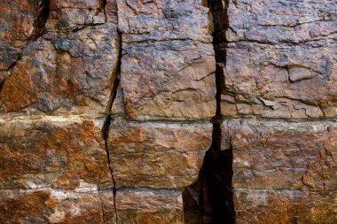 Kayalar doğal olarak minerallerden oluşan katı kümelerdir, ya da bazı durumlarda volkanik cam ya da kömür gibi mineral olmayan katı maddelerdir. Onlar Dünya kabuğunun temel birimleridir.