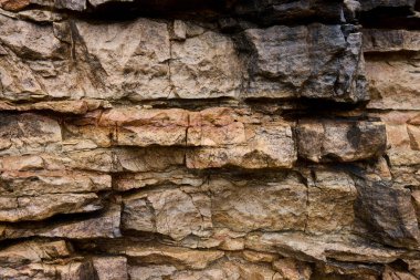 Kayalar doğal olarak minerallerden oluşan katı kümelerdir, ya da bazı durumlarda volkanik cam ya da kömür gibi mineral olmayan katı maddelerdir. Onlar Dünya kabuğunun temel birimleridir.