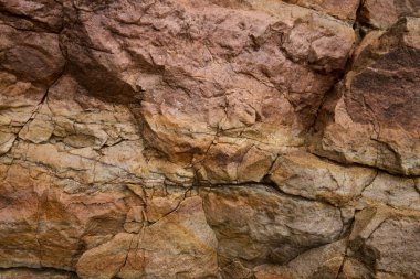 Kayalar doğal olarak minerallerden oluşan katı kümelerdir, ya da bazı durumlarda volkanik cam ya da kömür gibi mineral olmayan katı maddelerdir. Onlar Dünya kabuğunun temel birimleridir.