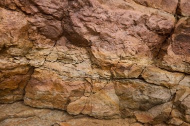 Kayalar doğal olarak minerallerden oluşan katı kümelerdir, ya da bazı durumlarda volkanik cam ya da kömür gibi mineral olmayan katı maddelerdir. Onlar Dünya kabuğunun temel birimleridir.