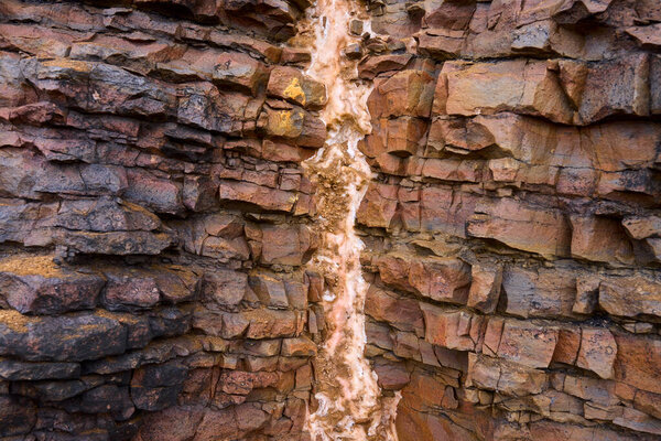 Скалы являются естественными твердыми агрегатами минералов, а в некоторых случаях и неминеральными твердыми веществами, такими как вулканическое стекло или уголь. Это фундаментальные единицы земной коры.