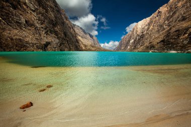 Kristal gibi berrak sular And tepelerinin yükselmesiyle yükseldi. Llanganuco Gölü doğal bir başyapıttır. Huzur Cordillera Blanca Ancash Peru