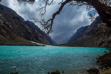 Kristal gibi berrak sular And tepelerinin yükselmesiyle yükseldi. Llanganuco Gölü doğal bir başyapıttır. Huzur Cordillera Blanca Ancash Peru