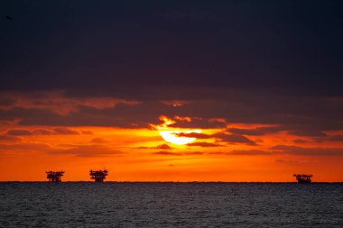 Güneş Lobitos 'un üzerinde batarken, gökyüzü sıcak renklerle parlıyor, dalgalar ve sonsuz kıyı şeridi üzerine altın bir parıltı saçıyor. Piura, Peru 'daki bu huzurlu sörf kasabası gerçek bir cennet.