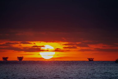 Güneş Lobitos 'un üzerinde batarken, gökyüzü sıcak renklerle parlıyor, dalgalar ve sonsuz kıyı şeridi üzerine altın bir parıltı saçıyor. Piura, Peru 'daki bu huzurlu sörf kasabası gerçek bir cennet.