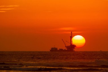 Güneş Lobitos 'un üzerinde batarken, gökyüzü sıcak renklerle parlıyor, dalgalar ve sonsuz kıyı şeridi üzerine altın bir parıltı saçıyor. Piura, Peru 'daki bu huzurlu sörf kasabası gerçek bir cennet.