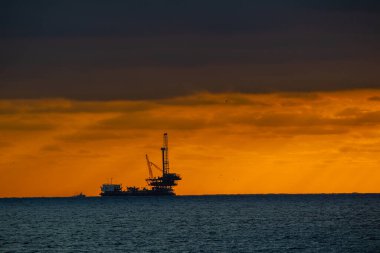 Güneş Lobitos 'un üzerinde batarken, gökyüzü sıcak renklerle parlıyor, dalgalar ve sonsuz kıyı şeridi üzerine altın bir parıltı saçıyor. Piura, Peru 'daki bu huzurlu sörf kasabası gerçek bir cennet.