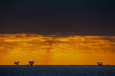 Güneş Lobitos 'un üzerinde batarken, gökyüzü sıcak renklerle parlıyor, dalgalar ve sonsuz kıyı şeridi üzerine altın bir parıltı saçıyor. Piura, Peru 'daki bu huzurlu sörf kasabası gerçek bir cennet.