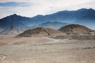 Amerika 'daki medeniyetin beşiğini araştırıyoruz. Dünyanın en eski şehirlerinden biri olan Caral 5000 yıldan daha eskiye dayanıyor. Piramitleri ve karmaşık yapıları bize atalarımızın yaratıcılığını ve dayanıklılığını hatırlatıyor..