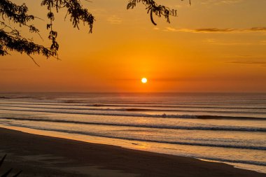 Chicama, dünyadaki en uzun sol el dalgalarından birine ev sahipliği yapmasıyla ünlüdür. Kuzey Peru 'da, La Libertad bölgesinde Puerto Malabrigo kasabası yakınlarında bulunan ünlü bir sörf merkezidir.