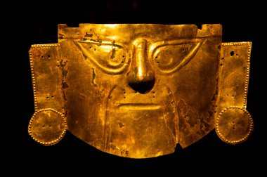 Entrika ile hazırlanmış cenaze maskeleri. Genellikle altın, gümüş ve bakır alaşımlardan yapılmış bu maskeler, ölüleri onurlandırmak ve onlara öbür dünyada eşlik etmek için tasarlandı. Moche zanaatkarları - Peru.