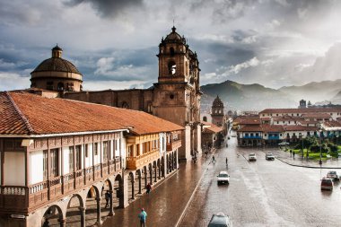 Cusco sokaklarında dolaşmak, yaşayan bir müzeye adım atmak gibidir. Her köşede antik uygarlıklar ve koloni ihtişamı vardır.