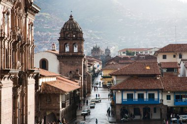 Cusco sokaklarında dolaşmak, yaşayan bir müzeye adım atmak gibidir. Her köşede antik uygarlıklar ve koloni ihtişamı vardır.