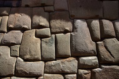 Cusco sokaklarında dolaşmak, yaşayan bir müzeye adım atmak gibidir. Her köşede antik uygarlıklar ve koloni ihtişamı vardır.