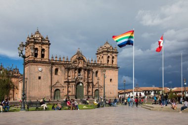 Cusco sokaklarında dolaşmak, yaşayan bir müzeye adım atmak gibidir. Her köşede antik uygarlıklar ve koloni ihtişamı vardır.