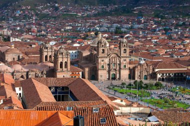 Cusco sokaklarında dolaşmak, yaşayan bir müzeye adım atmak gibidir. Her köşede antik uygarlıklar ve koloni ihtişamı vardır.
