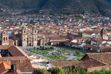 Cusco sokaklarında dolaşmak, yaşayan bir müzeye adım atmak gibidir. Her köşede antik uygarlıklar ve koloni ihtişamı vardır.