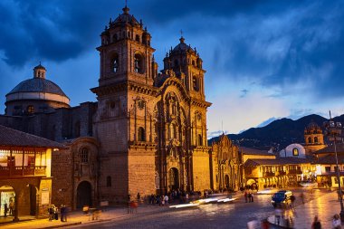 Cusco sokaklarında dolaşmak, yaşayan bir müzeye adım atmak gibidir. Her köşede antik uygarlıklar ve koloni ihtişamı vardır..