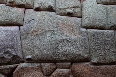 Hatunrumiyoc Caddesi 'nde tarihi gözden geçiriyorum. İkonik 12 köşeli taşıyla ünlü olan bu antik İnka duvarı, ustalık ve hassasiyetin bir mucizesidir..