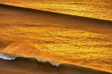 Chicama, dünyadaki en uzun sol el dalgalarından birine ev sahipliği yapmasıyla ünlüdür. Kuzey Peru 'da, La Libertad bölgesinde Puerto Malabrigo kasabası yakınlarında bulunan ünlü bir sörf merkezidir.