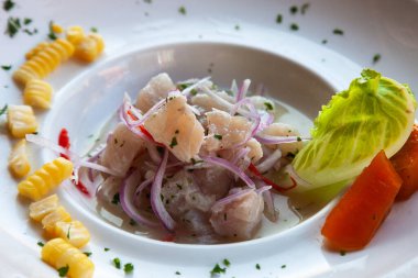 Cebiche, çiğ deniz ürünleri veya 