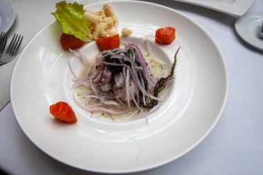 Cebiche, çiğ deniz ürünleri veya 