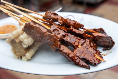 Antikuchos genellikle ateşte kızartılır ve ete hafif kömürleşmiş ve dumanlı bir tat verir. Yumuşak ve sulu bir dokuya ulaşmak için genellikle mükemmelce pişirilirler..
