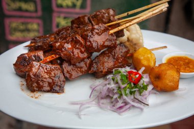 Antikuchos genellikle ateşte kızartılır ve ete hafif kömürleşmiş ve dumanlı bir tat verir. Yumuşak ve sulu bir dokuya ulaşmak için genellikle mükemmelce pişirilirler..