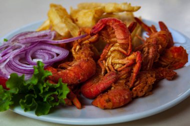 Perulu Camarones Fritos ya da kızarmış karides, çıtır çıtır ve lezzetli karides içeren lezzetli ve popüler bir yemektir. Peru mutfağı canlı ve çeşitli lezzetleriyle bilinir..