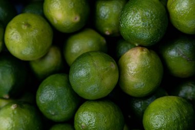 Limonlar antioksidan açısından zengindir, bu da hücreleri hasardan koruyabilir..
