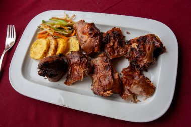 Peru Chicharrn 'ının çıtır çıtır mükemmelliğinin tadını çıkarırken keskin bir taze soğan tekmesiyle servis ediliyor. Her ısırıkta geleneğin gerçek tadı.