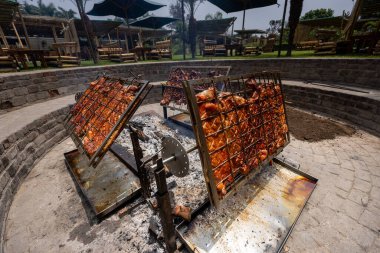 Peru Chicharrn 'ının çıtır çıtır mükemmelliğinin tadını çıkarırken keskin bir taze soğan tekmesiyle servis ediliyor. Her ısırıkta geleneğin gerçek tadı.