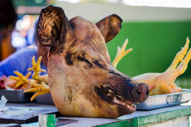 Peru Chicharrn 'ının çıtır çıtır mükemmelliğinin tadını çıkarırken keskin bir taze soğan tekmesiyle servis ediliyor. Her ısırıkta geleneğin gerçek tadı.