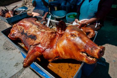 Peru Chicharrn 'ının çıtır çıtır mükemmelliğinin tadını çıkarırken keskin bir taze soğan tekmesiyle servis ediliyor. Her ısırıkta geleneğin gerçek tadı.