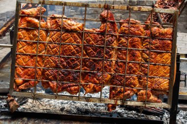 Peru Chicharrn 'ının çıtır çıtır mükemmelliğinin tadını çıkarırken keskin bir taze soğan tekmesiyle servis ediliyor. Her ısırıkta geleneğin gerçek tadı.