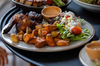 Peru Chicharrn 'ının çıtır çıtır mükemmelliğinin tadını çıkarırken keskin bir taze soğan tekmesiyle servis ediliyor. Her ısırıkta geleneğin gerçek tadı.