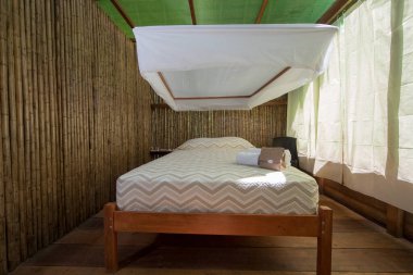 Orman kulübeleri genellikle sık sık yemyeşil ormanlar, yoğun ormanlar veya vahşi yaşam rezervleriyle çevrili uzak veya yarı uzak bölgelerde yer alır..