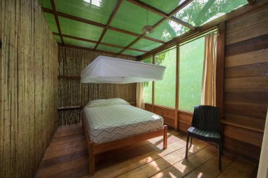 Orman kulübeleri genellikle sık sık yemyeşil ormanlar, yoğun ormanlar veya vahşi yaşam rezervleriyle çevrili uzak veya yarı uzak bölgelerde yer alır..