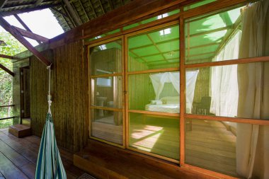 Orman kulübeleri genellikle sık sık yemyeşil ormanlar, yoğun ormanlar veya vahşi yaşam rezervleriyle çevrili uzak veya yarı uzak bölgelerde yer alır..