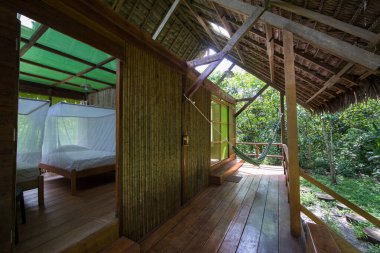 Orman kulübeleri genellikle sık sık yemyeşil ormanlar, yoğun ormanlar veya vahşi yaşam rezervleriyle çevrili uzak veya yarı uzak bölgelerde yer alır..