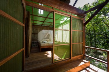 Orman kulübeleri genellikle sık sık yemyeşil ormanlar, yoğun ormanlar veya vahşi yaşam rezervleriyle çevrili uzak veya yarı uzak bölgelerde yer alır..