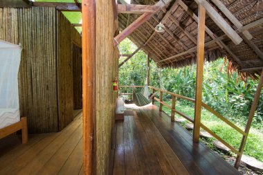 Orman kulübeleri genellikle sık sık yemyeşil ormanlar, yoğun ormanlar veya vahşi yaşam rezervleriyle çevrili uzak veya yarı uzak bölgelerde yer alır..