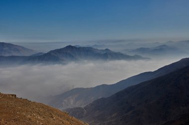 And Dağları sisle örtülmüş mistik ve ruhani bir atmosfer yaratıyor. Sis tepe ve vadilerden geçerken bir gizem unsuru ekliyor..