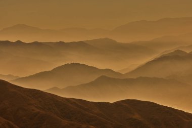 And Dağları sisle örtülmüş mistik ve ruhani bir atmosfer yaratıyor. Sis tepe ve vadilerden geçerken bir gizem unsuru ekliyor..