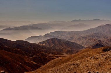 And Dağları sisle örtülmüş mistik ve ruhani bir atmosfer yaratıyor. Sis tepe ve vadilerden geçerken bir gizem unsuru ekliyor..